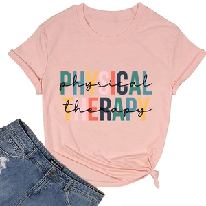 Détail d'un t-shirt rose en coton avec imprimé thérapie physique et ourlet noué stylé