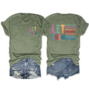 T-shirt graphique vert olive avec short en jean montrant le design imprimé recto-verso