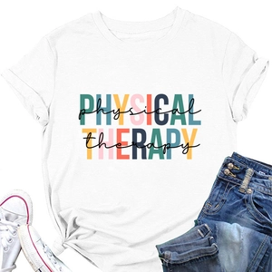 Mise à plat du t-shirt Physical Therapy en coton blanc avec jeans et chaussures en toile