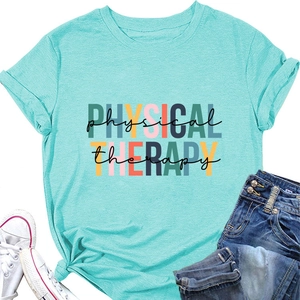 Gros plan du t-shirt bleu menthe Physical Therapy avec un jean et des baskets blanches
