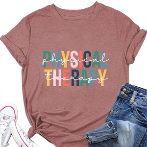Détail du t-shirt en coton rose avec revers aux manches et ourlet noué sur le côté
