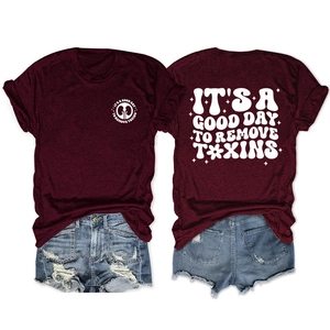 T-shirt bordeaux avec slogan et ensemble short en jean bleu délavé à revers