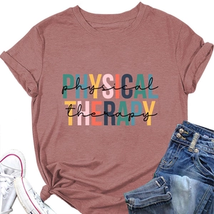 Détail de l'imprimé Physical Therapy sur t-shirt col rond couleur vieux rose en coton mélangé