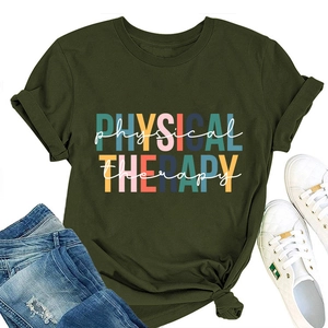 Détail du t-shirt vert armée Physical Therapy avec un design sérigraphié de qualité