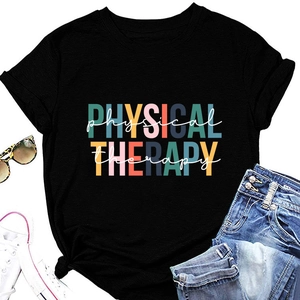 Mise à plat du t-shirt noir Physical Therapy avec baskets et jean pour un look décontracté