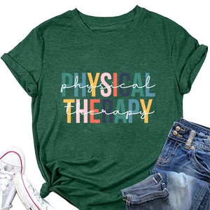 T-shirt vert avec imprimé physical therapy, baskets et short en jean en vue à plat