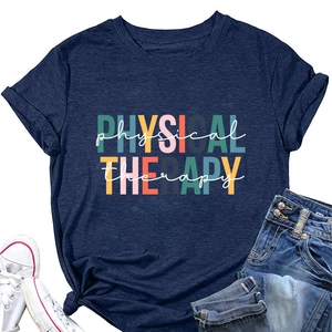 Détail du t-shirt Physical Therapy bleu marine avec imprimé rétro coloré et nœud élégant