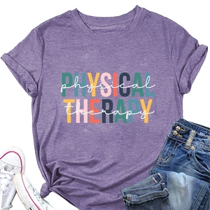 Détail du t-shirt violet avec motif Physical Therapy et jean bleu délavé