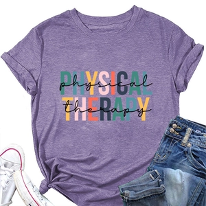 T-shirt violet Physical Therapy à plat avec un short en jean et des baskets blanches