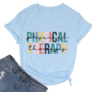 Détail du t-shirt bleu clair Physical Therapy avec texture de coton doux au toucher