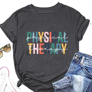 Vue détaillée à plat du t-shirt en coton gris foncé avec impression graphique