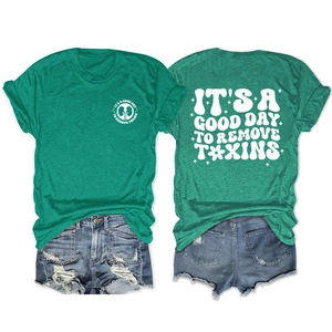 Détail d'un t-shirt vert chiné avec graphique rein et slogan devant et derrière
