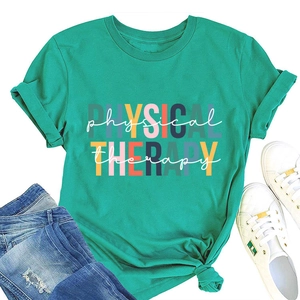 T-shirt en coton vert à plat avec typographie Physical Therapy et design artistique