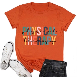 Mise à plat d'un T-shirt orange en coton avec imprimé Physical Therapy et un short