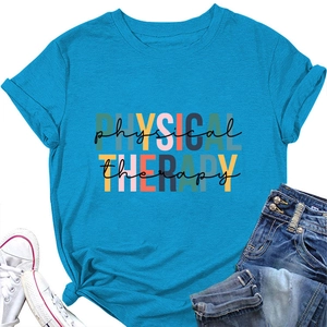 Détail d'un t-shirt bleu imprimé Physical Therapy avec short en jean et baskets