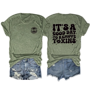 Détail d'un t-shirt col rond vert armée avec slogan artistique imprimé au dos du vêtement
