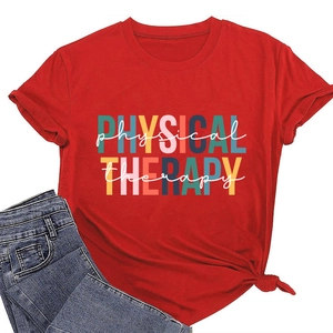 Détail du t-shirt rouge en coton Physical Therapy avec imprimé et design noué à la base