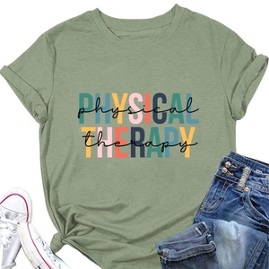 Détail à plat du T-shirt vert sauge avec imprimé Physical Therapy et accessoires