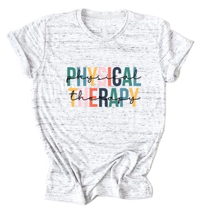 Gros plan du t-shirt gris chiné avec motif imprimé coloré Physical Therapy en détail