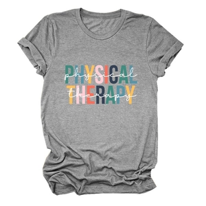 Gros plan du t-shirt gris Physical Therapy montrant l'imprimé coloré et le tissu doux