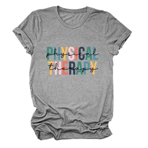 Gros plan d'un t-shirt gris à manches courtes avec lettrage Physical Therapy artistique