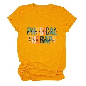 Détail de l'imprimé Physical Therapy sur un t-shirt jaune en coton à manches courtes