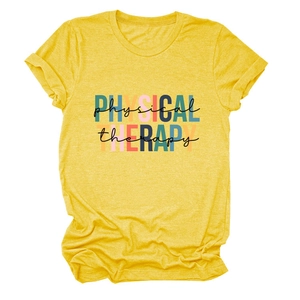 Détail du t-shirt jaune en coton avec imprimé Physical Therapy et manches retroussées