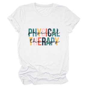 Détail de l'imprimé Physical Therapy et de la manche retroussée sur le T-shirt blanc