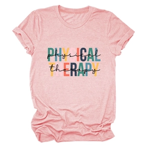 Détail du t-shirt rose en coton avec impression artistique Physical Therapy stylisée