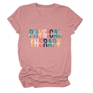 Détail de l'imprimé Physical Therapy sur un t-shirt doux en coton rose poudré