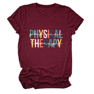 Détail du t-shirt bordeaux Physical Therapy avec lettrage artistique coloré sur coton doux
