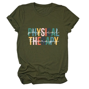 Détails des revers de manches et de l'imprimé sur le t-shirt en coton vert olive