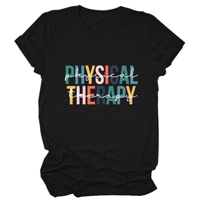 Gros plan de l'imprimé coloré Physical Therapy sur t-shirt noir en coton doux