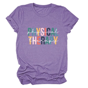 Détail du t-shirt violet en coton avec imprimé Physical Therapy et manches retroussées
