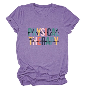 Détail de l'imprimé Physical Therapy sur un t-shirt en coton violet chiné pour femme