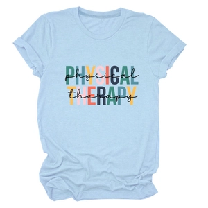 Détail du t-shirt en coton bleu clair avec imprimé graphique physical therapy coloré