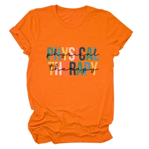 Détail d'un t-shirt orange doux avec impression graphique Physical Therapy stylisée