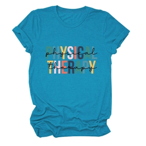 Gros plan détaillé du t-shirt bleu sarcelle en coton avec imprimé Physical Therapy créatif