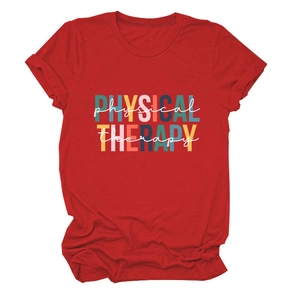 Vue détaillée d'un t-shirt rouge en coton avec imprimé typographique physical therapy