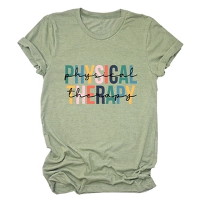 Gros plan sur le t-shirt vert olive Physical Therapy montrant le tissu et l'imprimé