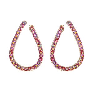 Dettaglio orecchini a goccia dorati con cristalli sfumati rosa e strass scintillanti
