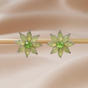 Boucles d'oreilles fleurs élégantes avec pierres vertes et finition argentée sur soie