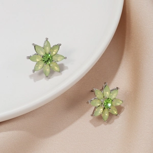 Élégantes boucles d'oreilles fleur en cristal vert sur fond de soie raffiné