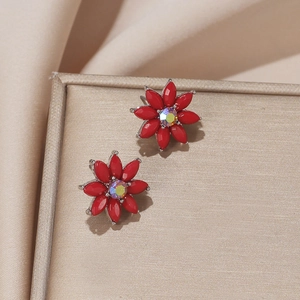 Élégantes boucles d'oreilles fleurs rouges à huit pétales avec cristal sur fond satin