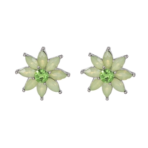 Détails de boucles d'oreilles fleur avec gemmes marquise vertes et monture en argent poli