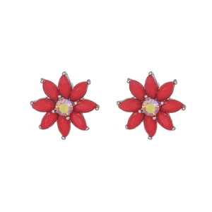 Détail de boucles d'oreilles fleurs rouges avec pierres marquise et cristal