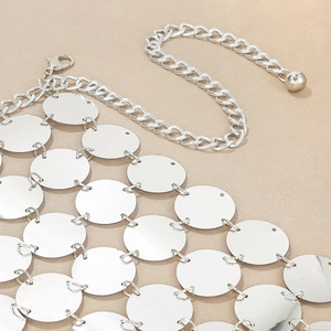Chaîne de corps moderne en paillettes argentées avec disques métalliques et fermoir
