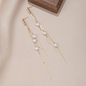 Boucles d'oreilles pendantes dorées avec strass et perles en cœur sur tissu satiné doux