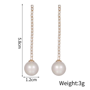 Détail des boucles d'oreilles à pompons en strass et perles avec longueur de 5,8cm