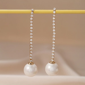 Élégantes boucles d'oreilles perles à pampilles avec strass brillants sertis d'or